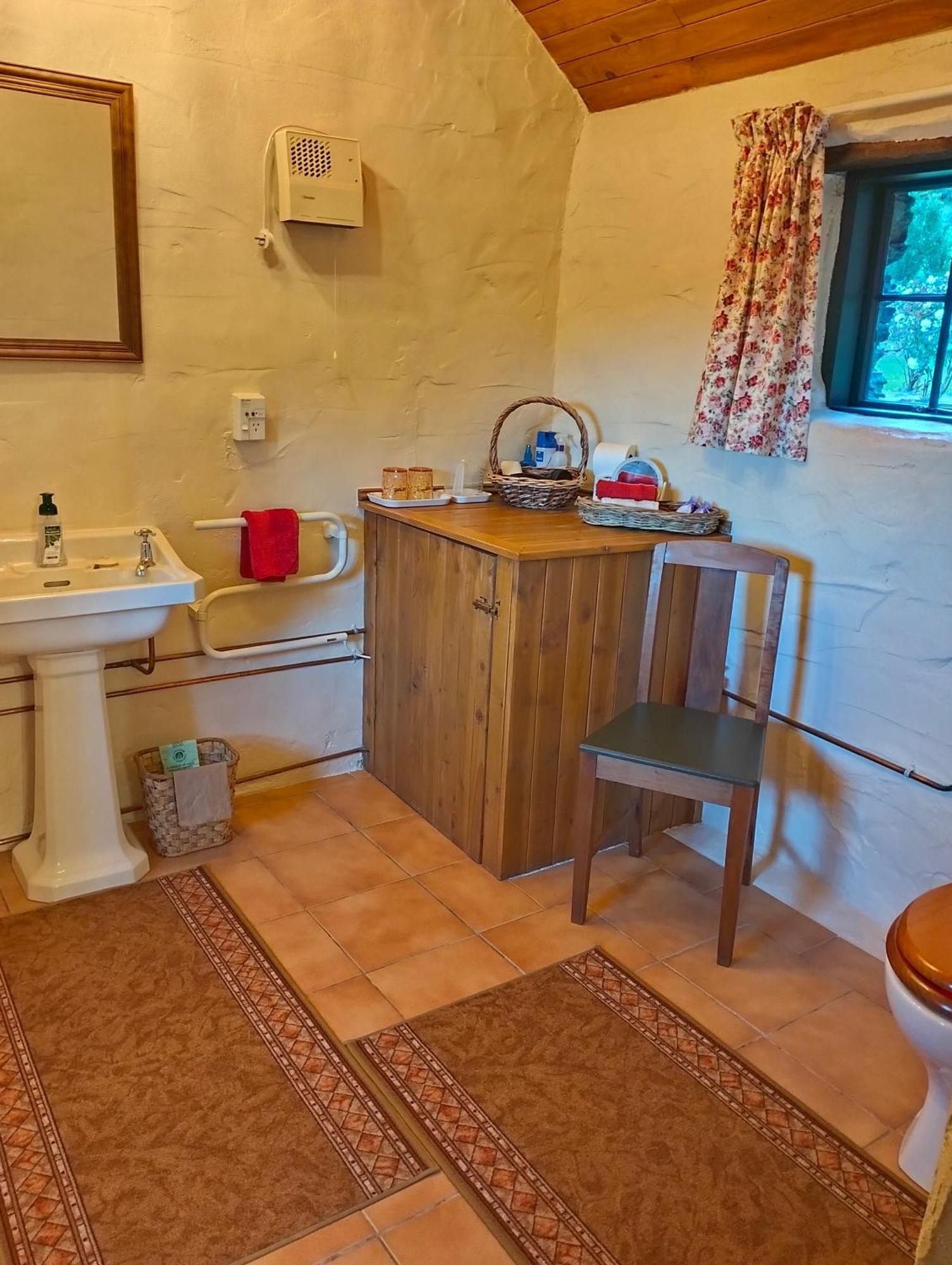 Queensberry Inn Bagian luar foto